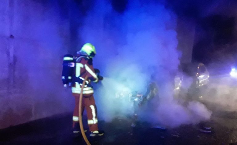 Efectivos del Servizo Municipal de Emerxencias de Vilagarcía sofocando el incendio