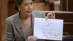 Magdalena Álvarez, con un mapa sobre el AVE a Galicia en una sesión del Congreso.