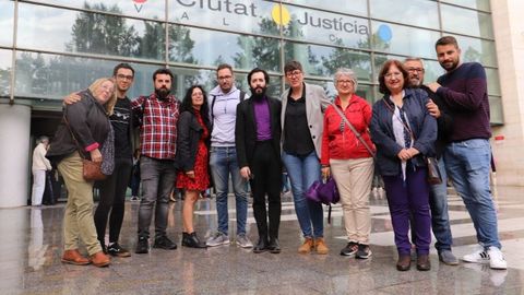 Pilar Lima, en el centro con gafas y americana clara, respaldada por sus compañeros tras presentar la denuncia