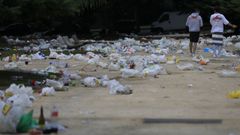 La zona de gradas del Campus Vida de Santiago qued completamente llena de basura por el botelln que congreg a miles de jvenes