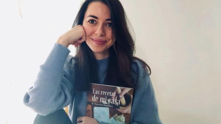 La asturiana Raquel Bayón posa junto con su libro «Las recetas de mi casa», una obra en la que recopila aquellos platos que elabora su madre