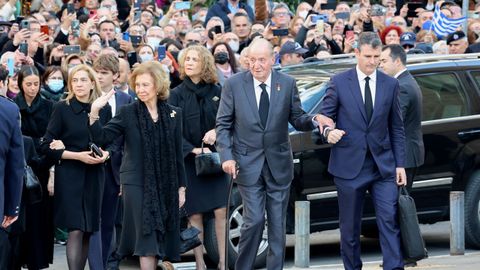 La reina Sofía y el rey Juan Carlos, las infantas y sus hijos a la llegada a la Catedral.