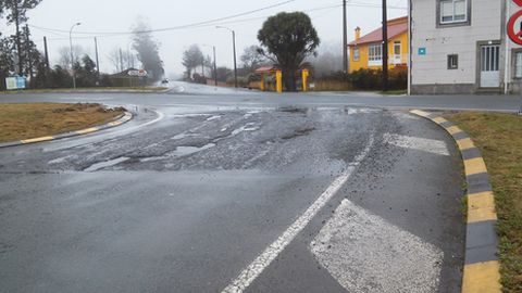 El asfalto de la rotonda de Sesmonde presenta muy mal estado