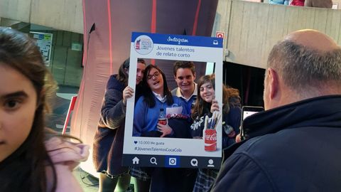 Varios jvenes posan junto al marco de Instagram