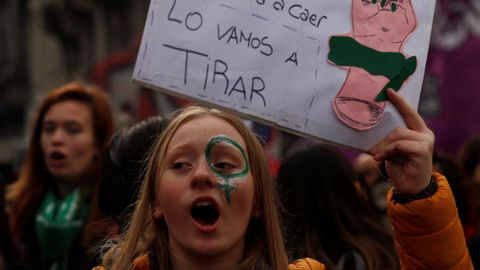 Manifestantes proabortistas y contrarios a la legalizacin se manifestaron frente al Parlamento de Buenos Aires durante el debate del proyecto del ley