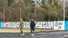 Javi Calleja y Luismi Loro, delante de la pancarta colocada en El Requexón