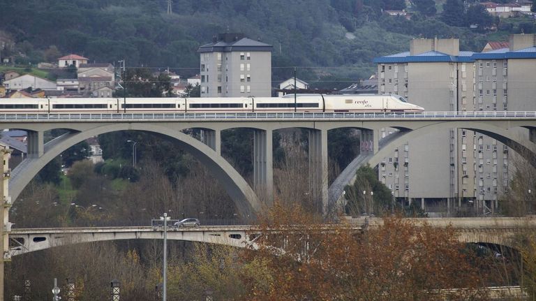 Una incidencia en un AVE provocó un retraso de casi dos horas a los pasajeros que iban a A Coruña y a Santiago