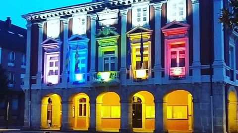 El Ayuntamiento de Mieres luce los colores de la bandera del Orgullo