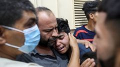El familiar de uno de los palestinos muertos en el bombardeo de Gaza es consolado en el hospital