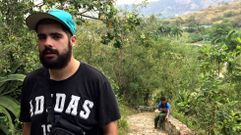 Brandn Cervio durante a filmacin do seu documental  En la boca de la mina  no municipio de Santiago de Cuba