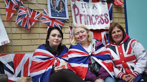 Los británicos celebran frente al hospital el alumbramiento