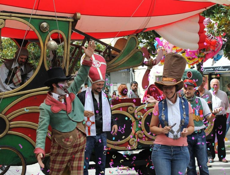 Espectáculo de animación en la calle en las fiestas de agosto del pasado año.