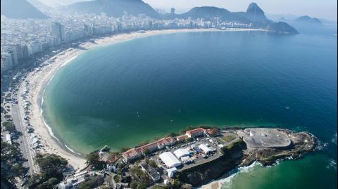 Vista area de la playa de Copacabana donde tendr lugar la maratn de natacin o la prueba de triatln