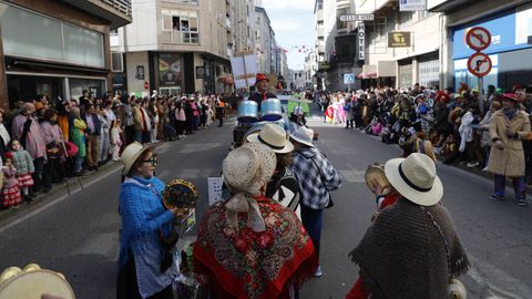 Domingo de entroido en Verín. Desfile con mucha participación y público.