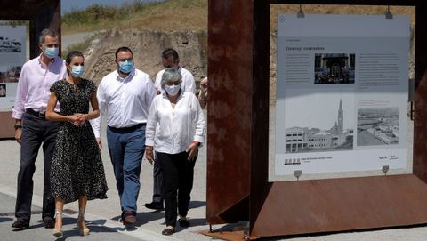 os reyes Felipe y Letizia conversan con el piragüista Saúl Cravioto en el Cerro de Santa Catalina, en Gijón donde han visitado la exposición al aire libre Elogio del Horizonte .