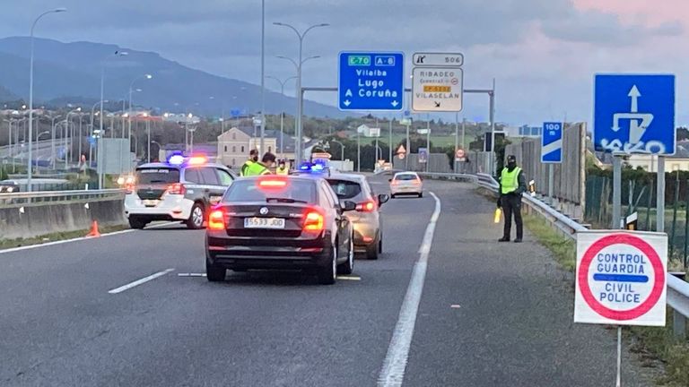 Desde la pasada medianoche se recupera la movilidad entre Galicia y Asturias, con lo cual en el puente de Los Santos no habrá más controles por el cierre perimetral, como este, en una foto de archivo