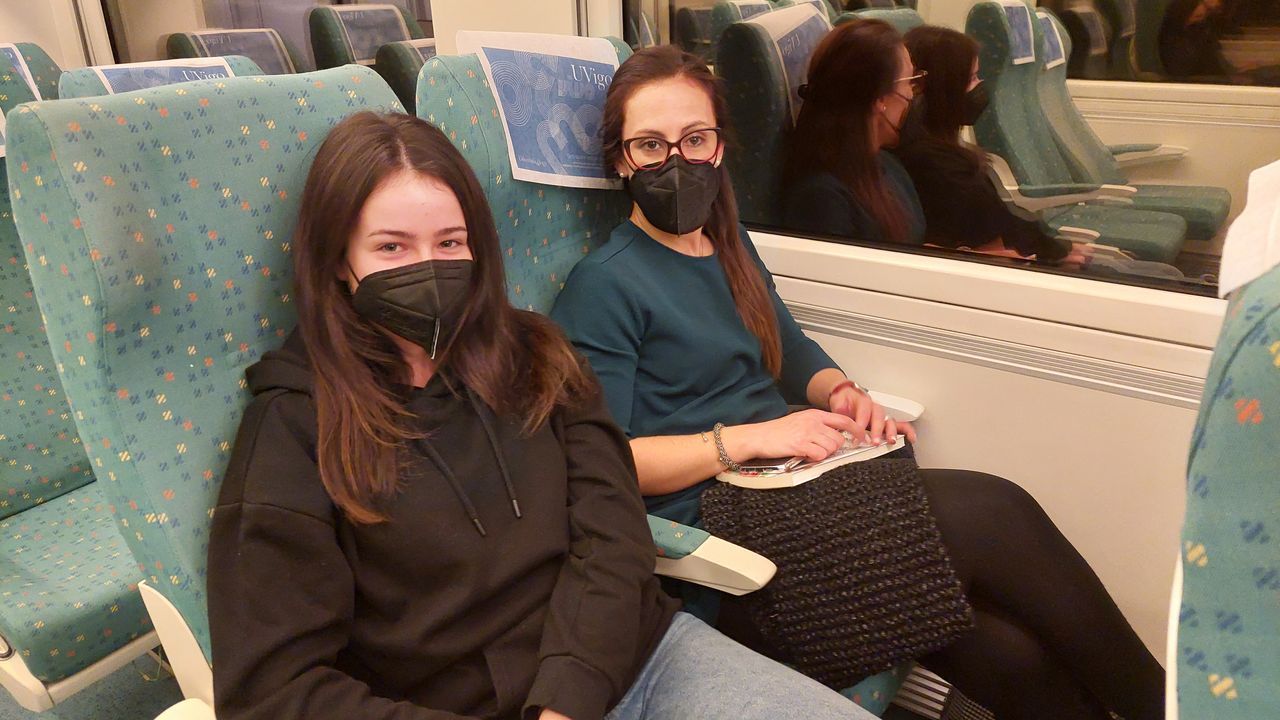 Las ruinas del gran centro comercial Dolce Vita.Sof�a Pol y B�rbara Freixeira reclaman mejoras en el tramo entre Ferrol y A Coru�a