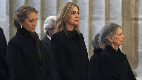 La familia. Con quien no ha coincidido apenas en fotos oficiales en estos cinco aos de reinado ha sido con su hermana, la infanta Cristina. Ambos acudieron al 25 aniversario de la muerte de su abuelo, pero se ubicaron en sitios diferentes. En la imagen, las infantas Elena y Cristina