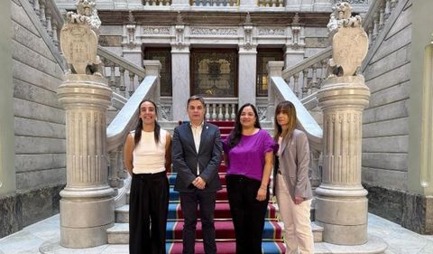 El diputado del PP Pedro de Rueda con jugadoras del Lobas Global Atac de Oviedo