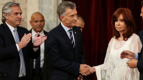 Cristina Fernndez evita dirigirse a Macri, durante el acto de investidura
