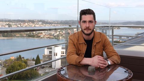 Brais Palmero, promotor de la iniciativa, en la terraza del edificio situado en la avenida de Montserrat, en el barrio coruñés de Eirís