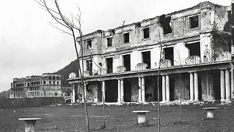 Oviedo, 1937. En la imagen tenemos los dos sanatorios del Naranco. El que sale en primer plano fue demolido tras la guerra por su ruinoso estado, mientras que el otro es en la actualidad la sede del Centro Asturiano