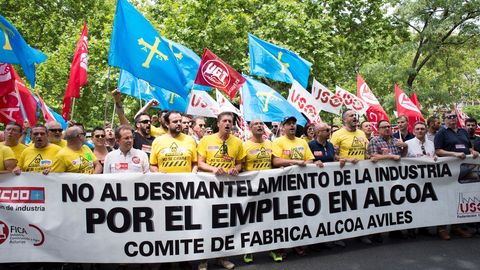 Casi medio millar de personas, entre ellas trabajadores de Alcoa, han recorrido la distancia entre el estadio Santiago Bernabu y el Ministerio de Industria, Comercio y Turismo en un manifestacin