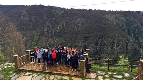 Un grupo de alumnos del instituto de Salvaterra de Miño visitando el mirador en el 2016. El lugar recibe visitas de centros educativos con gran frecuencia 