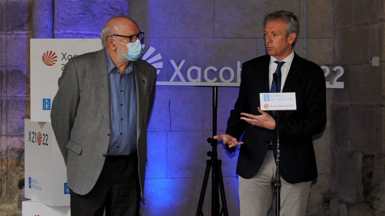 Amas de casa de Ribeira inician el camino A Orixe desde Corrubedo.El vicepresidente de la Xunta, Alfonso Rueda (derecha), y el presidente de la Mancomunidade de Muniucipios Galegos do Camio Francs, Claudio Garrido (izquierda).