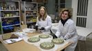 Yolanda Porto (izquierda) y Ana Abella (derecha) en el taller que tiene Frxil en Bonaval.