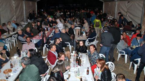 Cerca de 150 personas llenaron la carpa instalada para la cena previa a la Queima das Fachas en Castelo