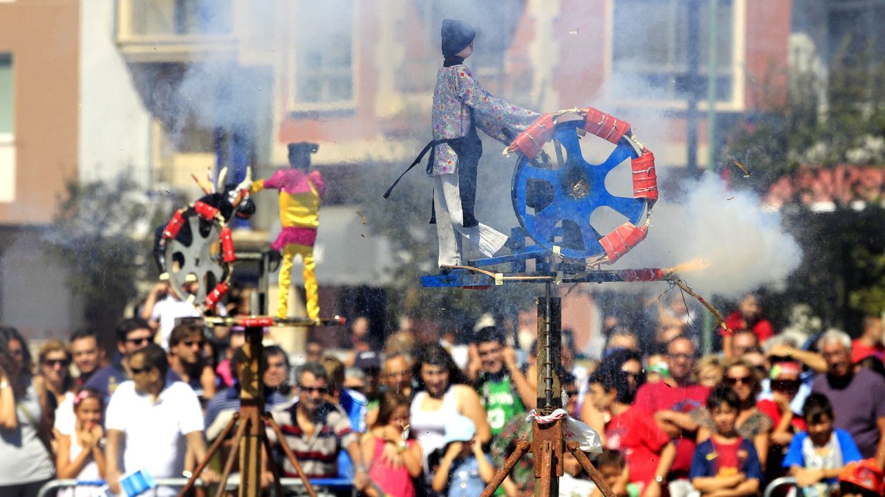 Dos figuras ardiendo durante la tradicional Queima de Damas e Gal&aacute;ns 