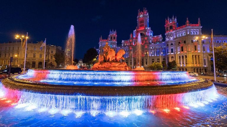 La fuente de Cibeles, en Madrid, iluminada con los colores de la bandera británica en señal de duelo. 