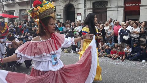 Bailarinas de Colombia en el Da de Amrica en Asturias 2018