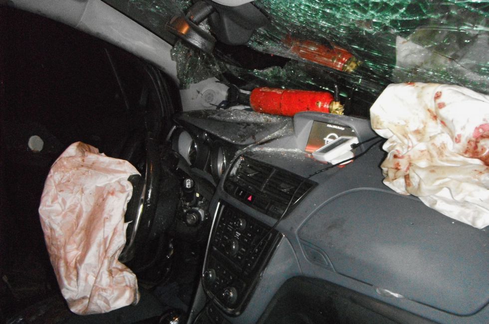 As� qued� el interior del coche accidentado tras caer por el terrapl�n