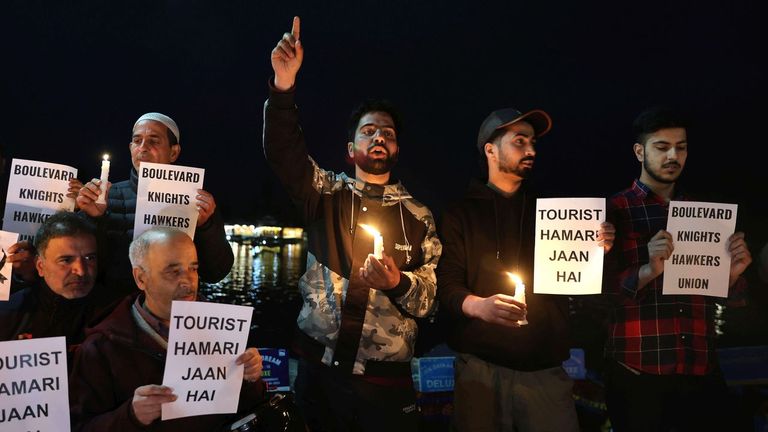 Habitantes de Cachemira se concentran durante una vigilia para condenar los ataques contra turistas del martes