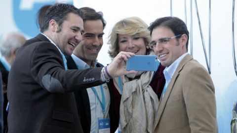 En el 2015, hacindose un selfie con varios asistentes al congreso del PP en Madrid. 
