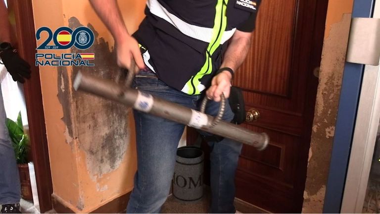 Los 13 miembros de la red de Ferrol que falsificaba pasaportes quedan libres, entre ellos una abogada de Arteixo