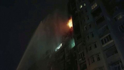 Llamas en un edificio residencial dañado en Kiev por el ataque ruso