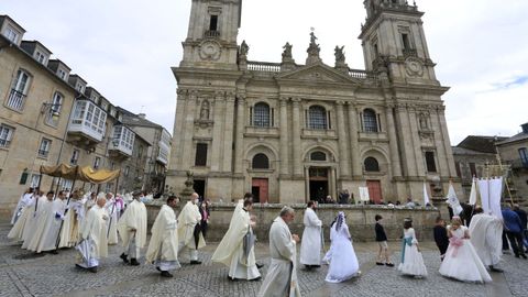 La procesión quedó reducida a un paseo hasta la Catedral ante la amenaza de más lluvia.