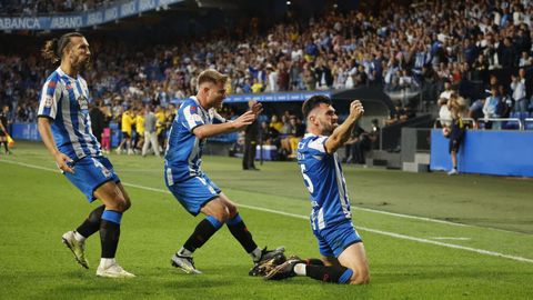 Pablo Martínez y Cayarga acuden a felicitar a Pablo Vázquez tras su gol al Cornellá