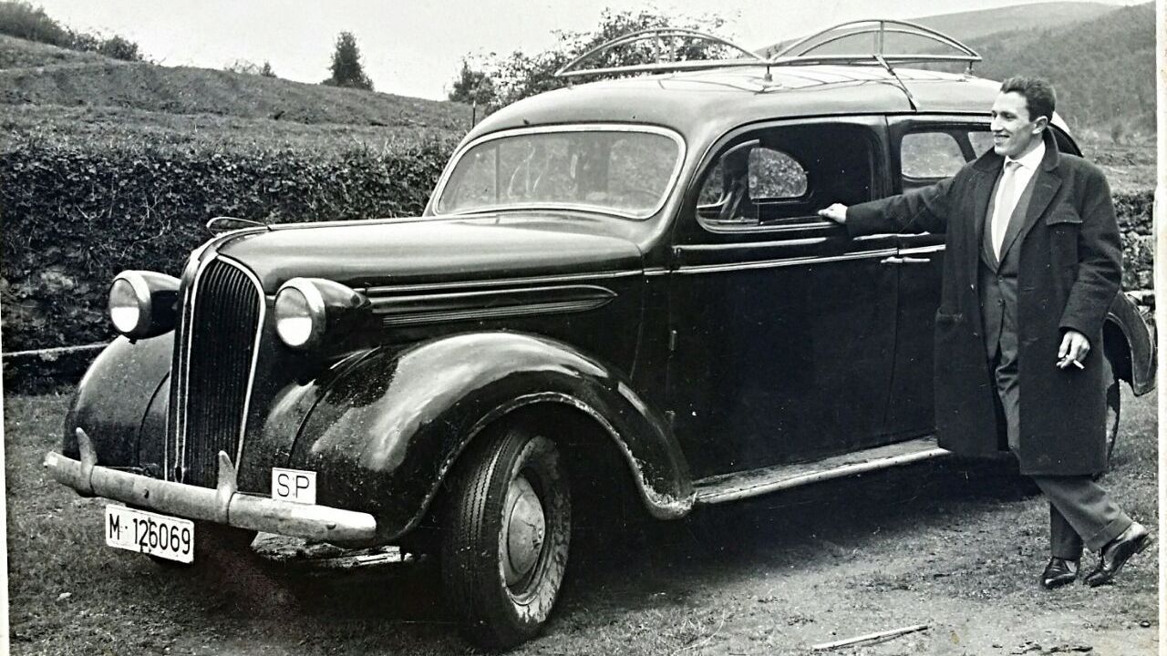 Un taxista de Burela, a finales de los aos cuarenta, con su flamante vehculo