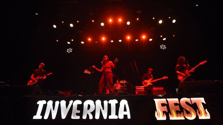 La trastienda de un festival musical: «Un grupo pidió cuarenta toallas negras de 100x50. No le valían verdes»