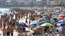 Bañistas disfrutando de la playa de Silgar (Sanxenxo). 