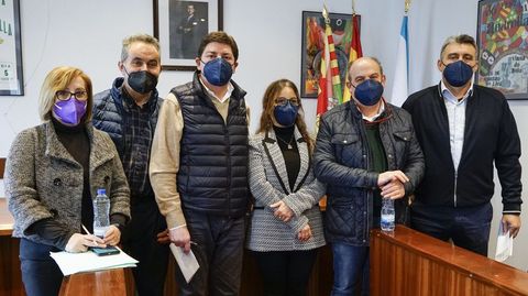 La foto del gobierno. De izquierda a derecha: Ramona García (PP), Santiago Barja (no adscrito), Andrés Montesinos (PP), Carmen Conde (PP), Abelardo Carballo (no adscrito) y José Fidalgo (PP). 