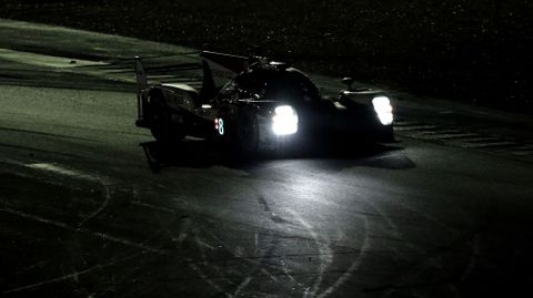 El Toyota de Fernando Alonso, en plena competición nocturna en Le Mans
