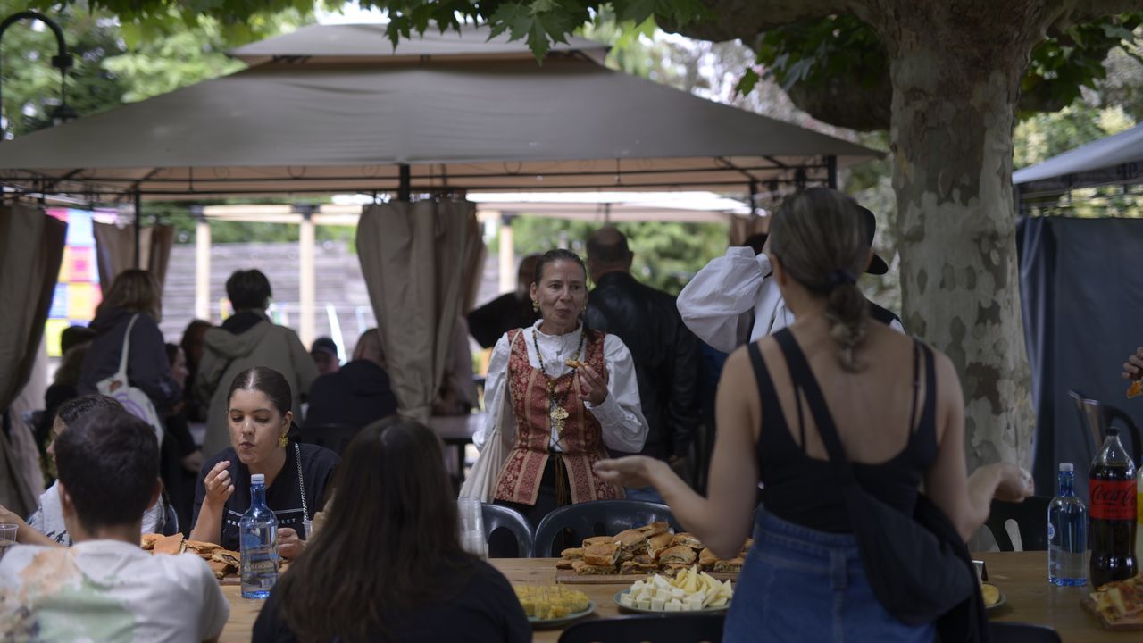 Msica, literatura, activismo e gastronoma no festival reivindicativo de Sarria.Franco y su esposa durante la inauguracin de la exposicin.