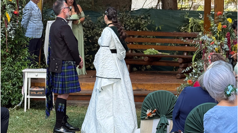 Una pareja de novios de la boda tem�tica organizada por la ovetense Sara Serna