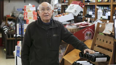 A sus ochenta años, Emilio Castro es el propietario y único dependiente del ultramarinos más longevo de Ferrol