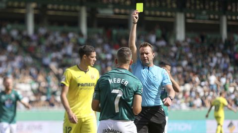 Héber protesta una tarjeta en el partido entre el Racing y el Villarreal B.